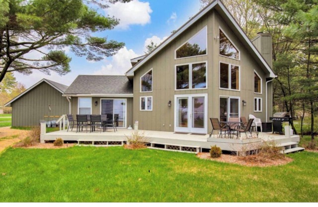 The perfect water-frontage! Lake access out the back door!