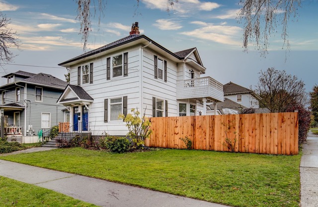The Pine House: Unit B (near 6th Ave, UPS, UW, and Point Ruston)