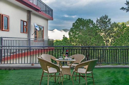 The Pine Trails I Serviced Apartments I Toy Train View I Best Seller I Guaranteed Best Price I Kasauli By Exotic Stays