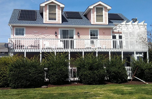 The Pink House: 100 Steps to the Beach!