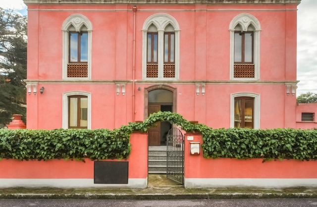 The Pink Palace Whole Villa, sleeps 16, 100m from lovely sandy beach