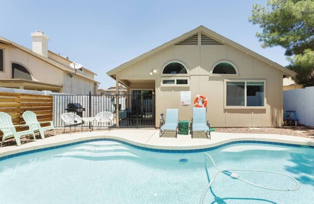 The "Pool Cottage" Upgraded Home FREE Heated Pool