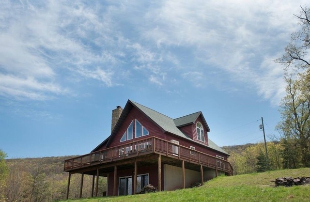 The Retreat at Upland Trail - 30 acres, Mountain Views, sleeps 10