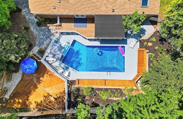 "The Retreat" w/Pool + Hot Tub + Game Room + King Suite