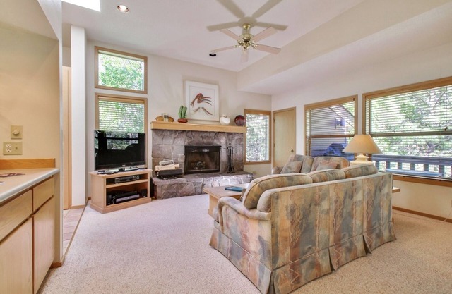 The Ridge at Sunriver - Condo #20 - Access provided to onsite seasonal swimming pool & tennis facilities, year-round hot tub plus 4 bikes
