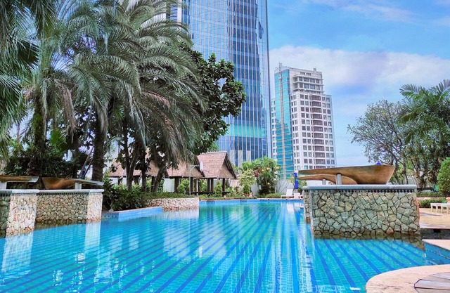 The Ritz-Carlton Jakarta, Mega Kuningan