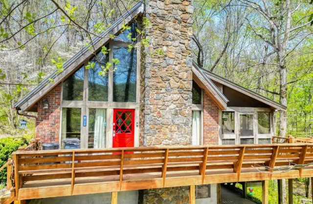 The Riverhouse - 3BR Cabin on 300 Acres, Hot Tub, Firepit, by creek!