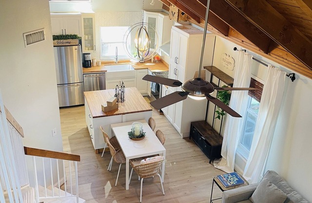 The SAILOR HOUSE Walk to downtown Fort Lauderdale or golf cart to the beach