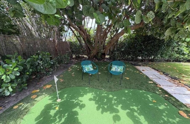 The Seagrape House-Designer & Airy, King Bed, Private Backyard, Putting Green!