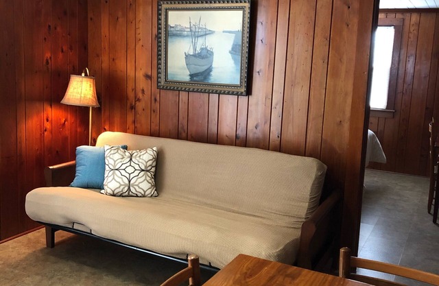 The Skipper: Oceanside & Steps from the Ocean!