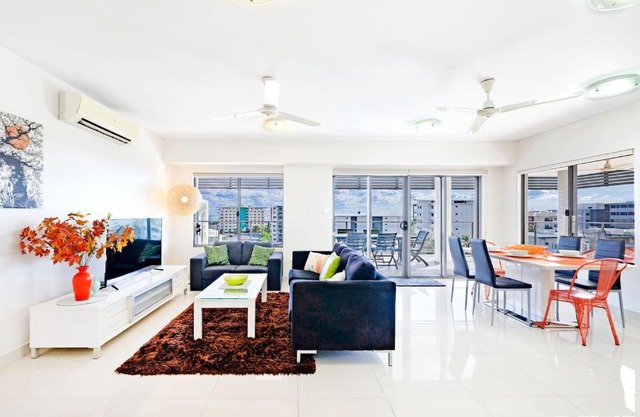 'The Smith' A Vibrant Poolside Balcony Haven