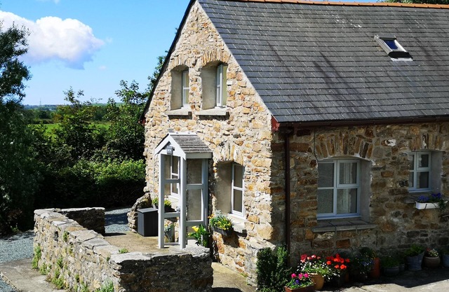 THE SMITHY, family friendly, character holiday cottage in Dulas