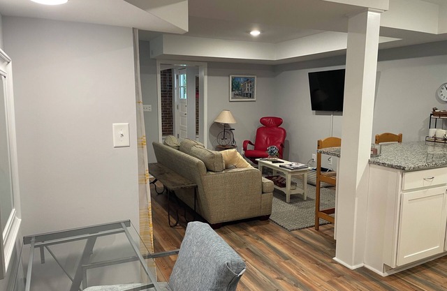 The Snuggery: Light, new studio in charming Chapel Hill