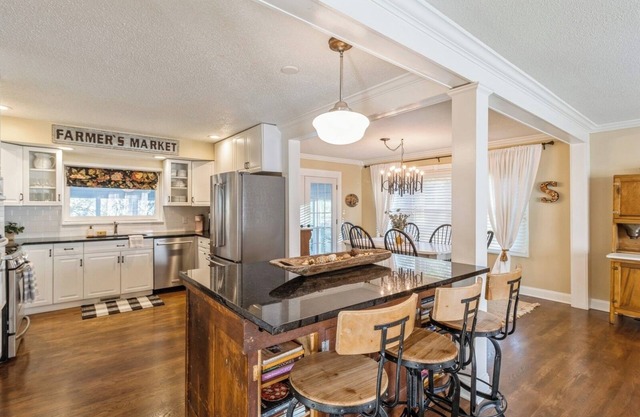 The Sparks House: 4 Bedroom Spacious Retreat!