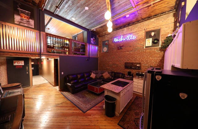 THE SPEAKEASY: Ground Level 4b/2bth Rock Memorabilia w/Optional 1Bth/3Bed Loft