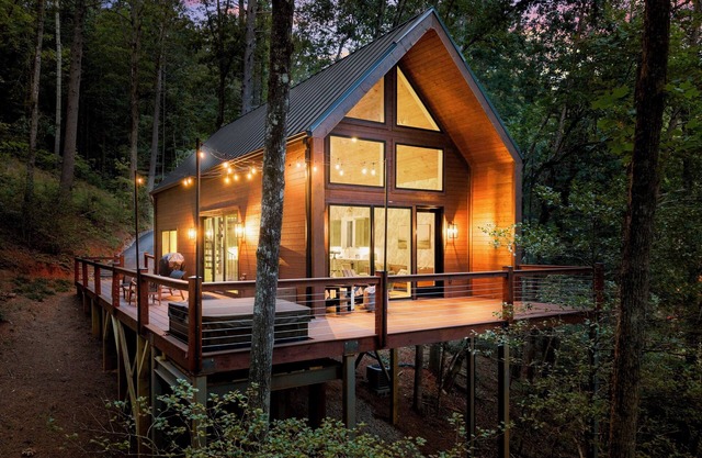 The Springer Cabin - Luxury Mountain Cabin - Pickleball - Hot Tub - King Beds - < 30 Minutes to Helen