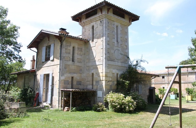 The square tower by the river between Bordeaux and Margaux