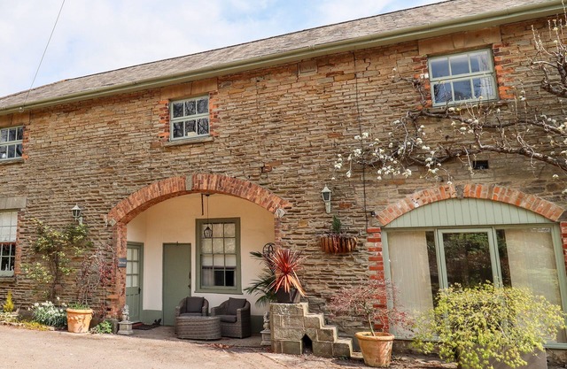 THE STABLE, pet friendly, character holiday cottage in Lydney