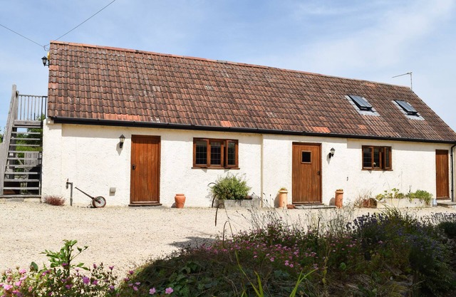 THE STABLES, pet friendly, with a garden in North Curry