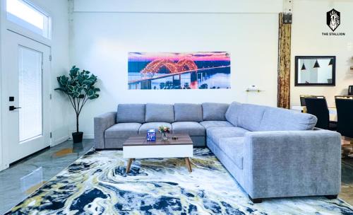 The Stallion #103 - Walk to Attractions - Modern 2BD Loft in Downtown with Patio