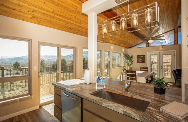 The Stone House with Beautiful Sierra Views - 30 Minutes to Tahoe