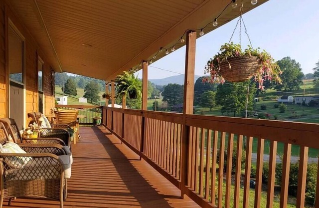 The Stonewood Acre: laid-back mountain vibe.