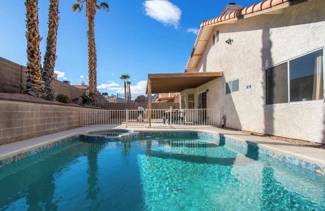 The Stunner - Cozy Fireplace and Pool + Heated Spa