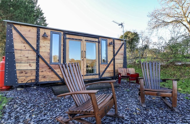 THE SUFFOLK, pet friendly, character holiday cottage in St Asaph