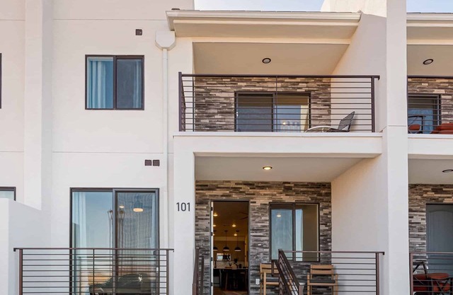 The Suite Spot #101: Desert Color Lagoon + Beaches