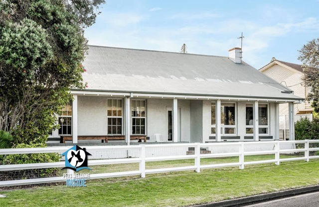The Summer Lodge - Esplanade frontage & Character charm