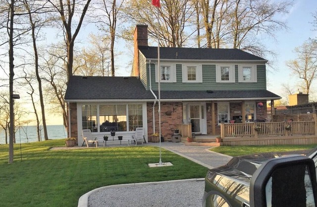 The Sunset Bell Lakehouse & Beachfront Retreat - Lake Huron