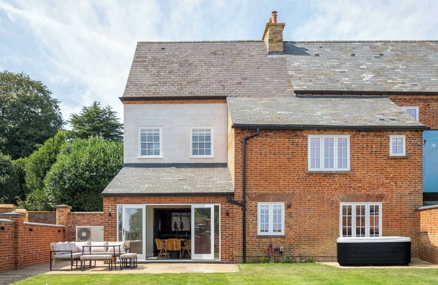 The Talbot – Exceptional Retreat with Hot Tub