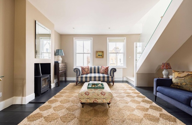 The Thames Embrace 3 BR+Garden House in Battersea