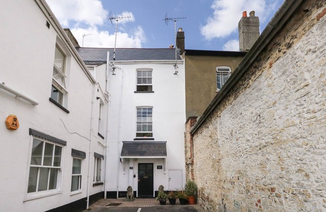 THE TOWN HOUSE, pet friendly, character holiday cottage in Dorchester