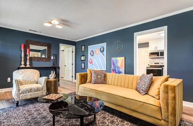 The Troubadour - 3BR 2BA - Close to Campus