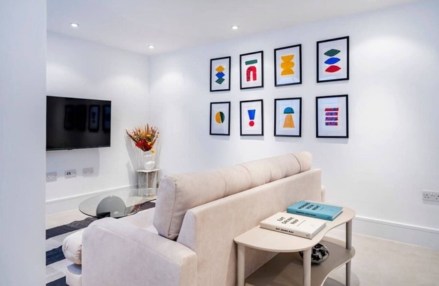 The Urban Minimalist- Notting Hill 2 Bed