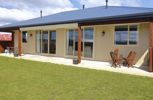 THE VIEWS - TE ANAU HOLIDAY HOME, family friendly in Te Anau