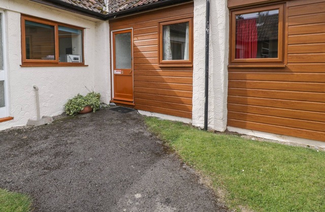 THE WAGTAILS (NO3), character holiday cottage in Watchet
