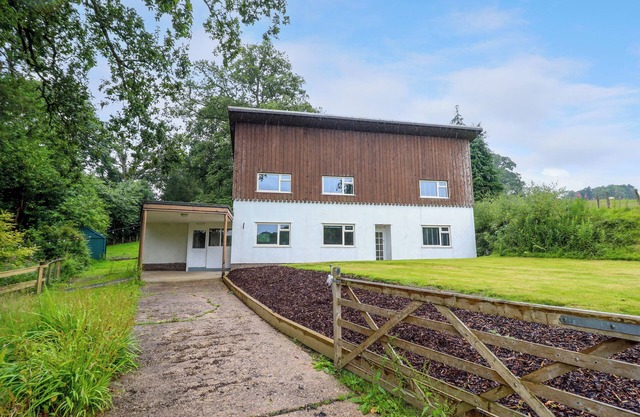 THE WARDENS HOUSE, pet friendly, character holiday cottage in Newtown