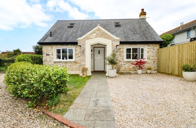 THE WASH HOUSE, family friendly, with open fire in Bembridge