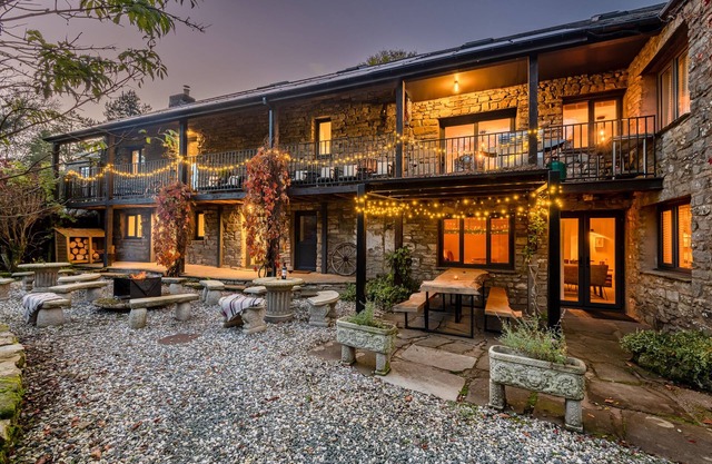 THE WATERFALL RETREAT, pet friendly, with hot tub in Orton