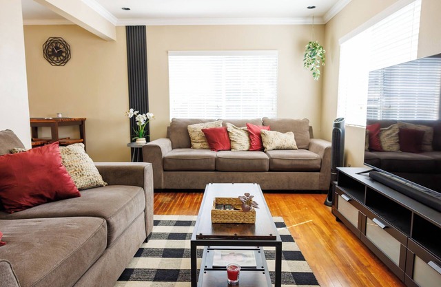 The Wrigley Nook- 2 bed & bath