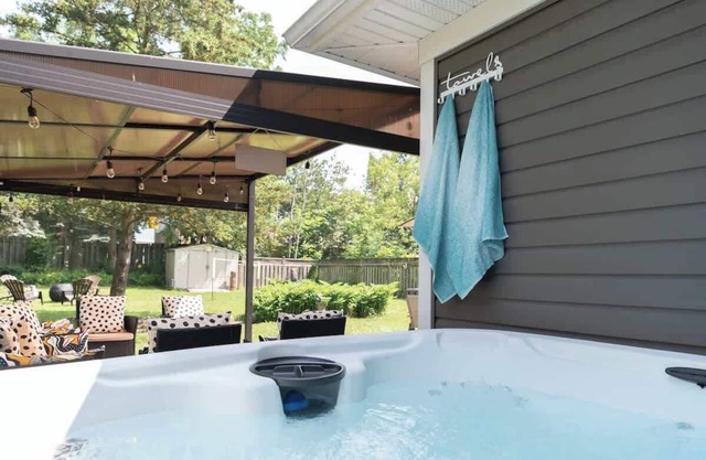 The Yellow Bird House - hot tub - minutes to falls