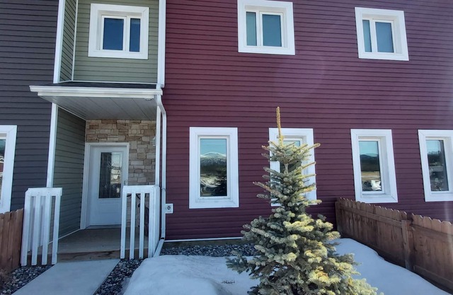 The Yukon Place 3beds 3 baths sleeps 9. Ten minutes to downtown