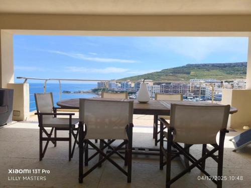 Theo's Court Sea View
