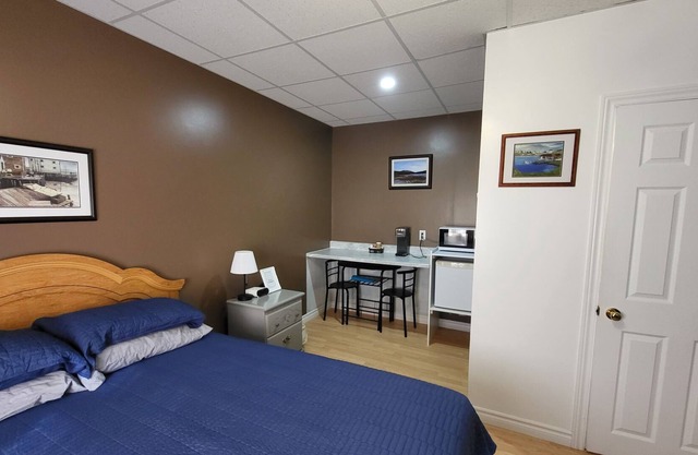 Thickwood Inn - Room #7 (2 People)