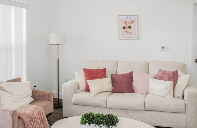 Think Pink in Kissimmee - Gorgeous 2BD with free WIFI, free parking and more!!