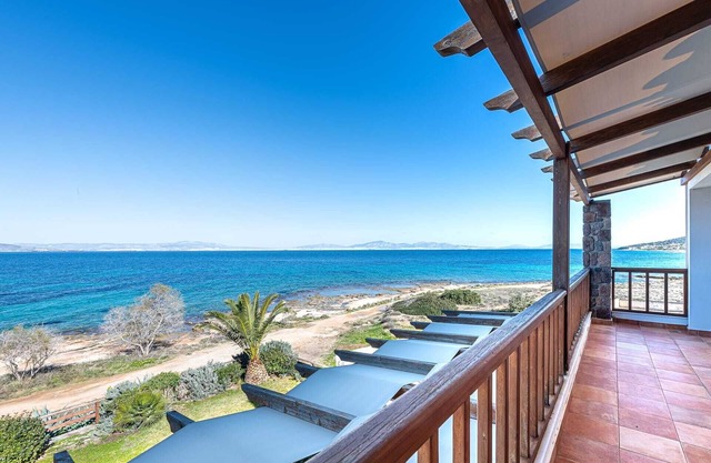 This amazing seafront villa is uniquely located in the northern coast of Aegina