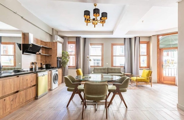 This apartment is a 1 bedroom(s), 1 bathrooms, located in Fatih, İstanbul.