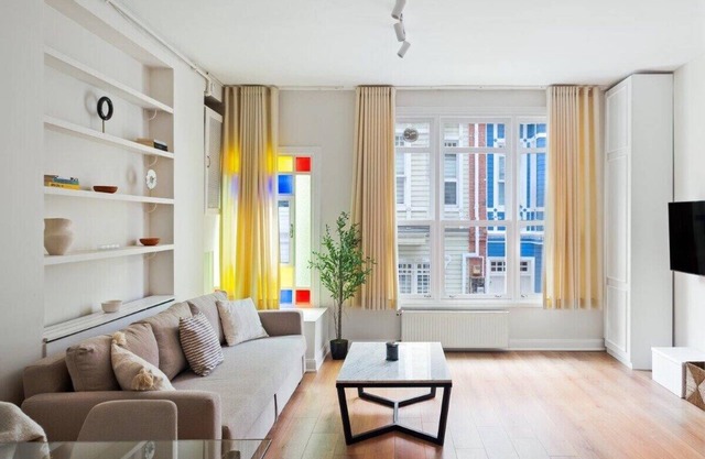 This apartment is a 1 bedroom(s), 1 bathrooms, located in Beşiktaş, İstanbul.